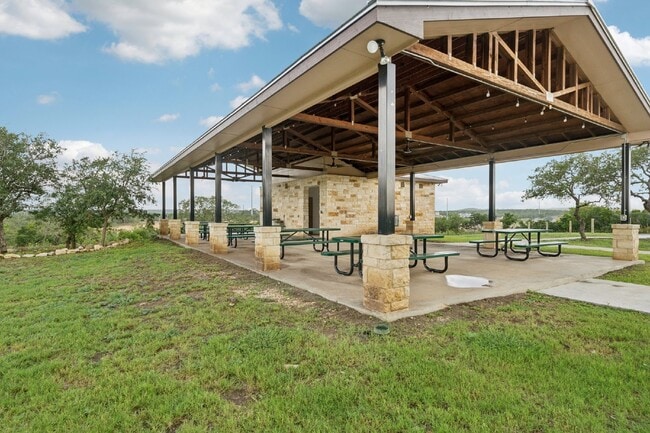 Building Photo - Price Improvement! This 4 bed, 2.5 bath ho...