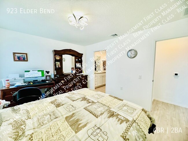 Building Photo - Must see fully furnished 4 BR, 2 BA in Mis...