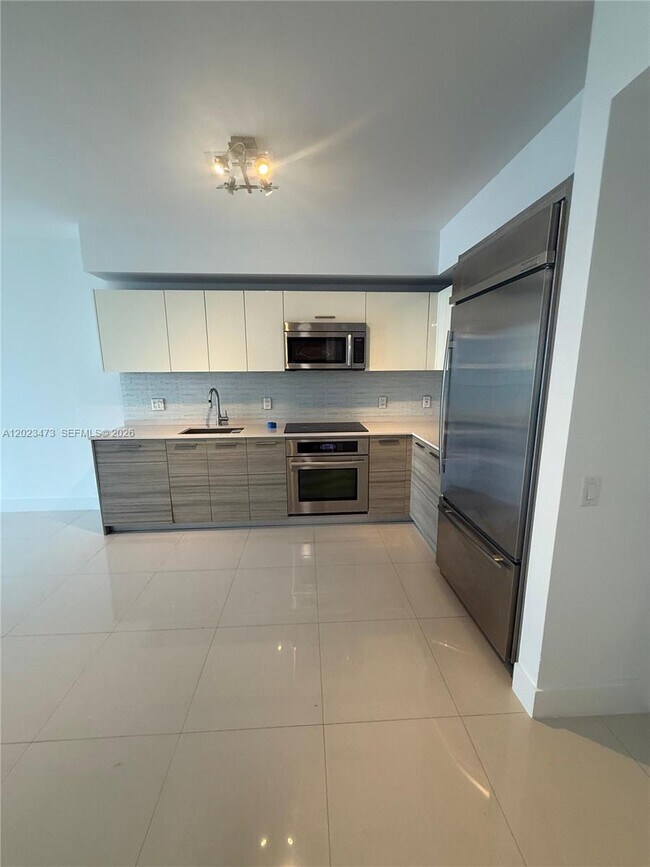 Building Photo - 1300 Brickell Bay Dr