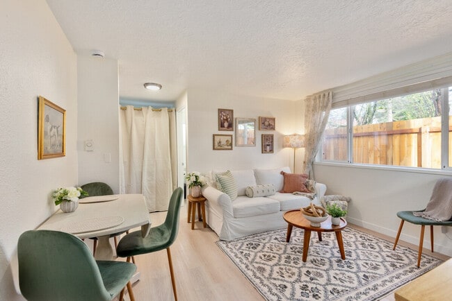 Building Photo - 838 SE Tacoma St