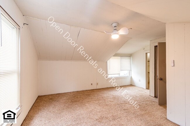 Building Photo - 360 W 9th St