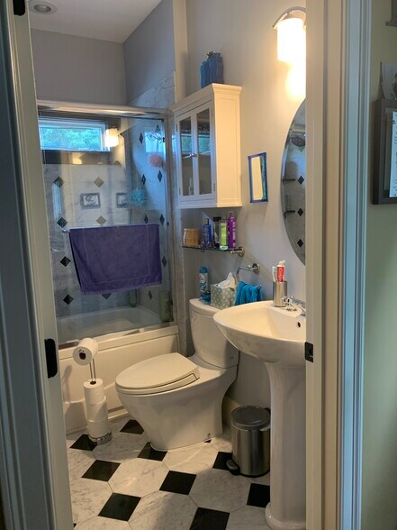 Ensuite for primary bedroom with jacuzzi tub - 23 Rowe St