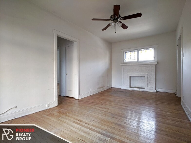 Building Photo - 730 W Roscoe St