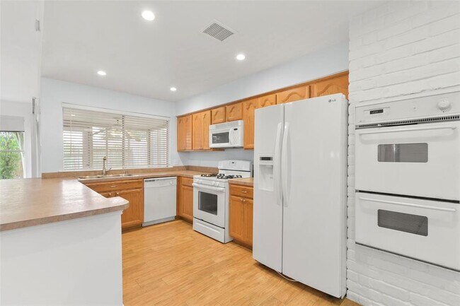 Building Photo - 15823 Fox Springs Dr