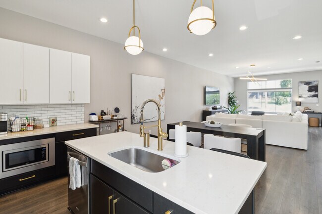 Building Photo - 1300 Lischey Ave