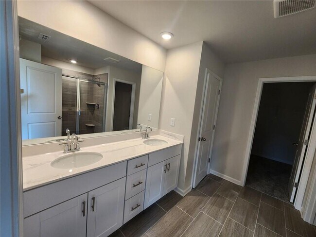 Building Photo - 1050 Sunny Lk Dr