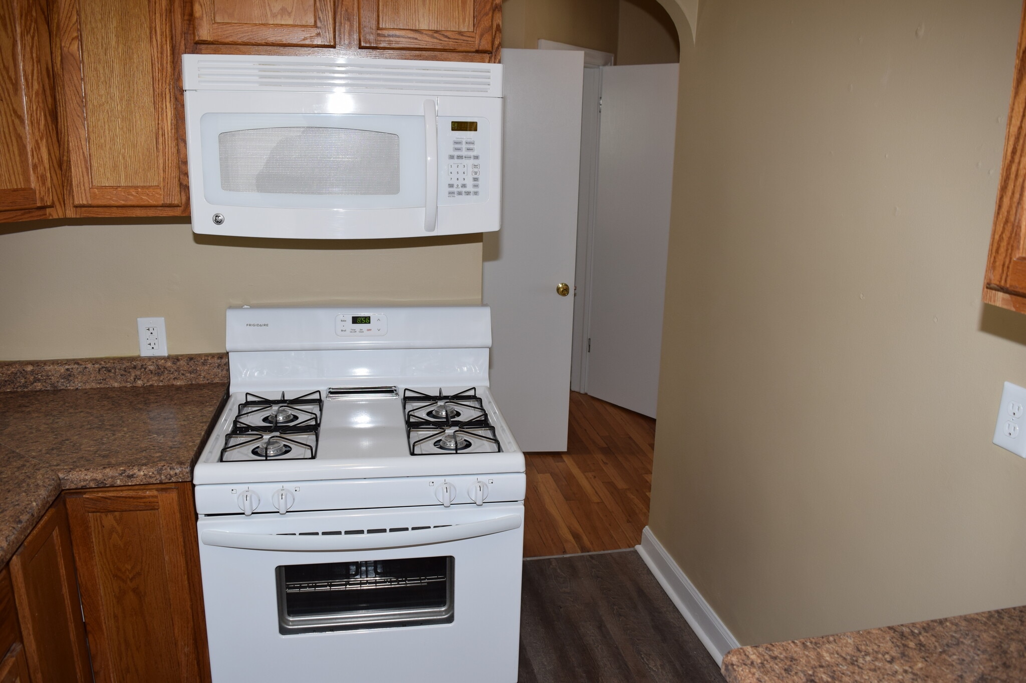 New gas range - 423 32nd St NE