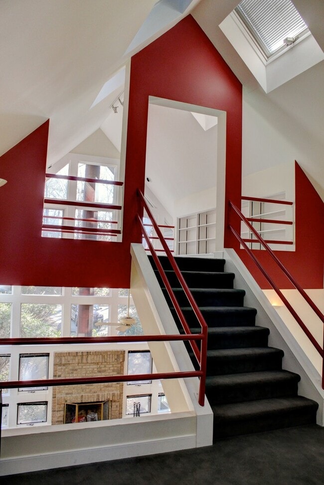 Building Photo - Contemporary 4bd/3.5ba Near Hope Valley + Home Equidistant to Downtown Durham & Chapel Hill!