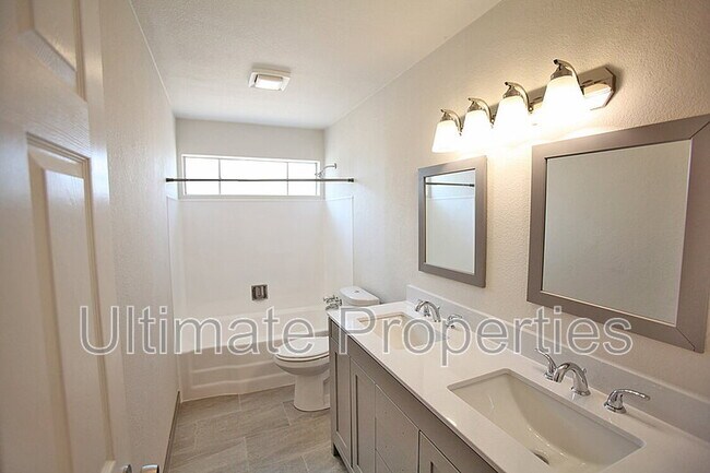 Building Photo - 4129 E Bluefield Ave