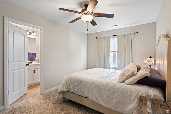 Building Photo - Available Now! Enjoy low-maintenance coastal living in this beautiful 2-bedroom, 2.5-bath townhom...