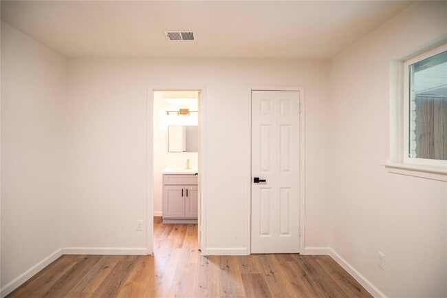 Building Photo - 9214 Woodland Oaks Dr