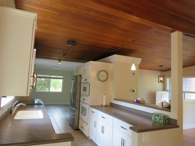 Building Photo - Bellevue Robinswood Mid Century 4bed/3bath Tri-Level $3800.00