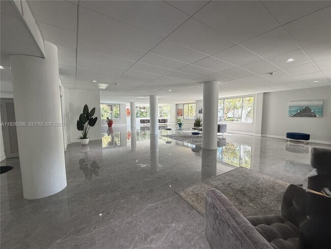 Building Photo - 9700 E Bay Harbor Dr