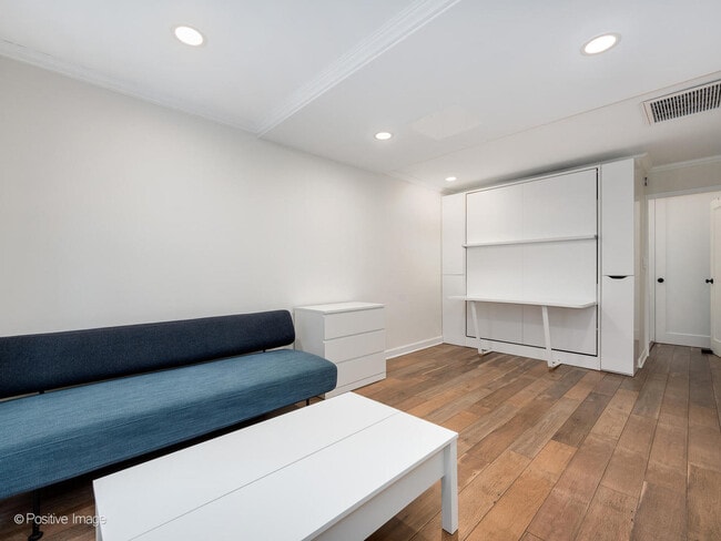 Building Photo - 21 W Goethe St