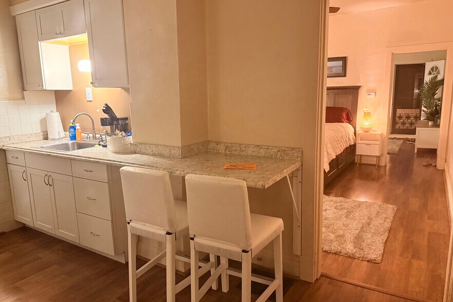 Building Photo - 1924 Macklind Ave