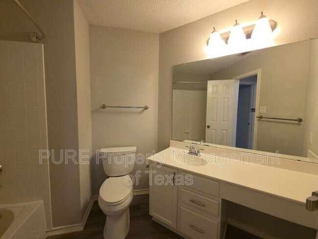 Building Photo - 1406 Bullhill Cove
