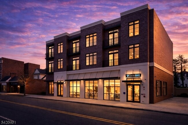 Building Photo - 423 South Ave W