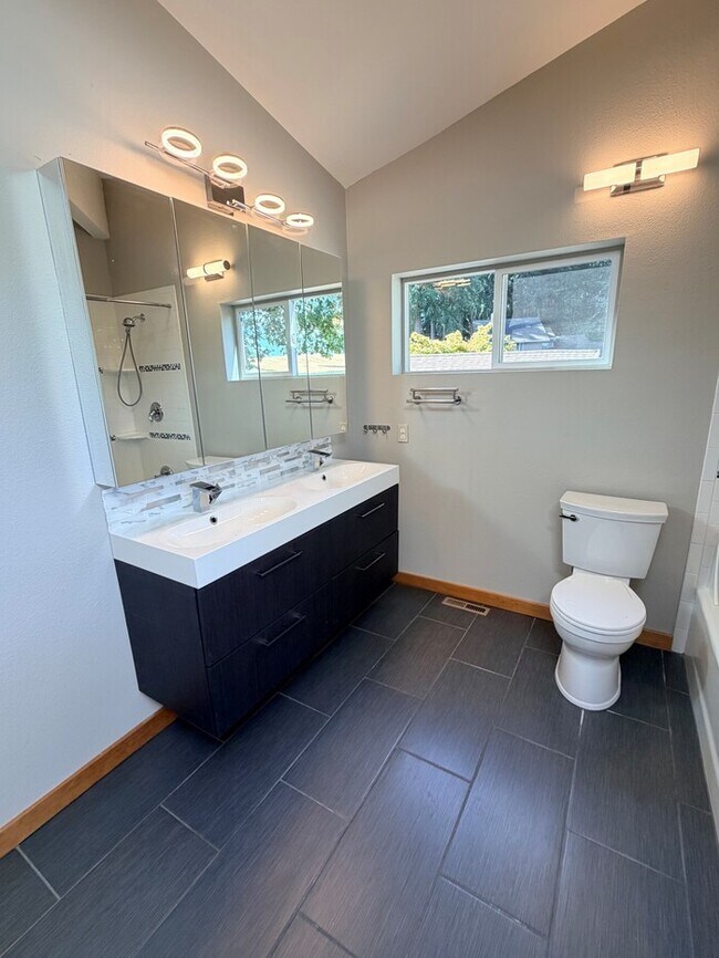 Building Photo - Spacious Home with Office, Studio, Workshop - Endless Possibilities!