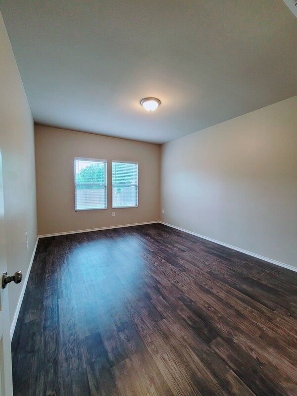 Building Photo - 5804 Deauville Street