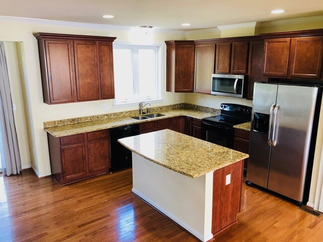 Building Photo - 4 bed/3.5 bath Townhouse in Suncrest Village - July 27th