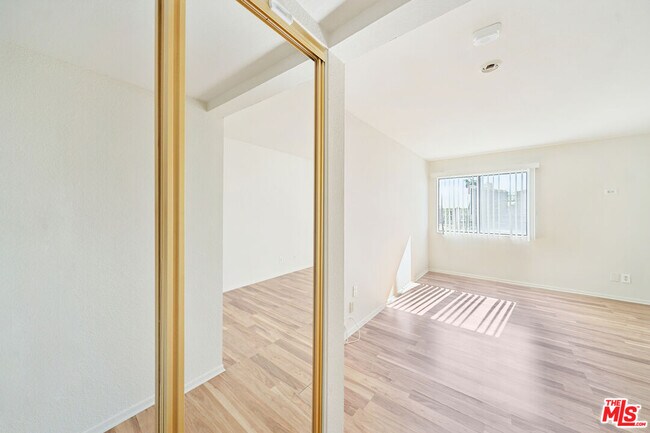 Building Photo - 1519 N Martel Ave