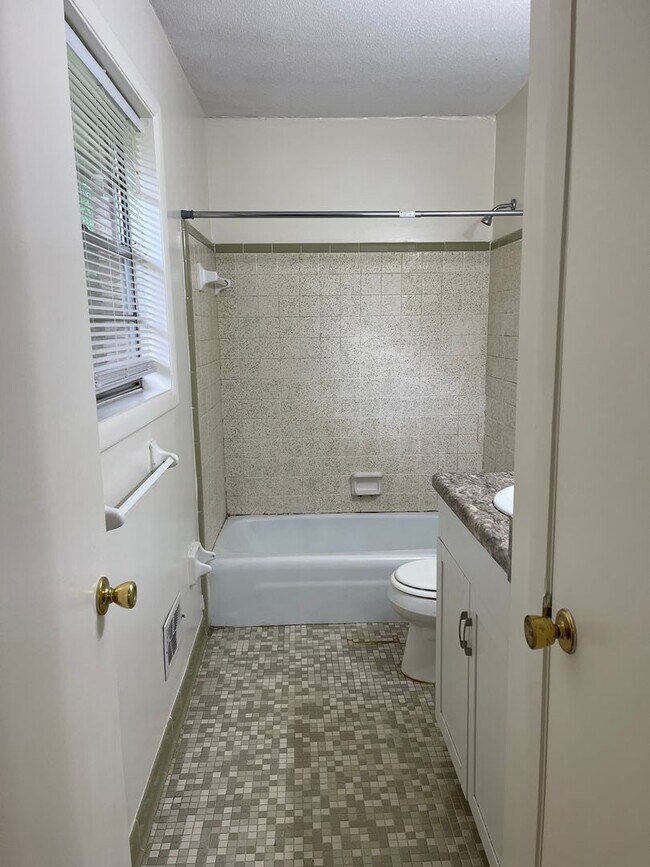 Building Photo - 1 Bedroom, 1 Bath Duplex Apartment on the Eastside! Available now!