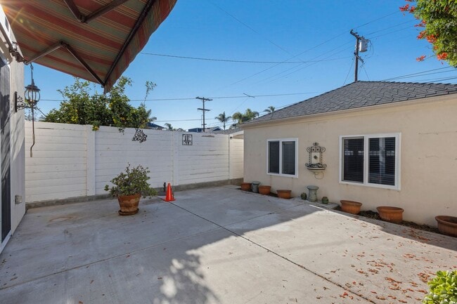 Building Photo - 3-bedroom 3.5 Coronado Village home near schools