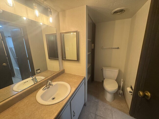 Building Photo - 2 Bed | 1 Bath | Approx. 1,035 Sq Ft