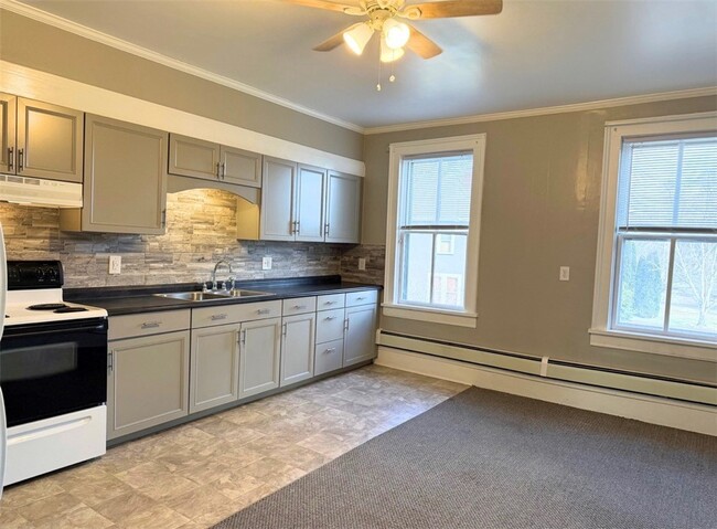 Building Photo - 35 Main St