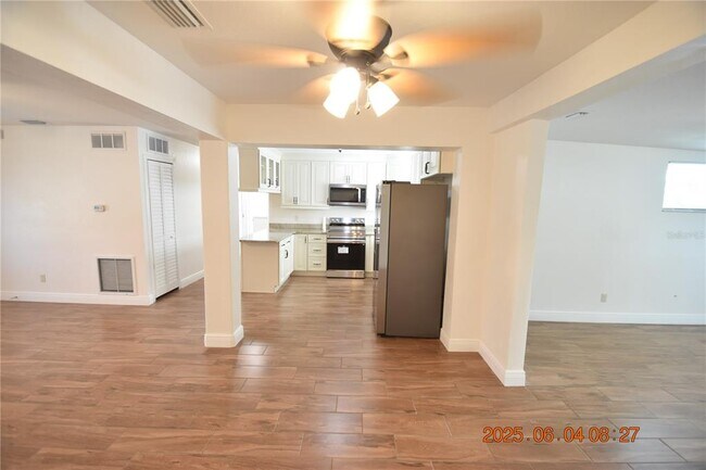 Building Photo - 417 Country Club Dr