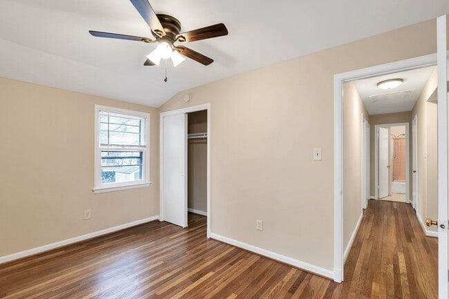 Building Photo - Well Maintained 3 Bedroom 1.5 Bathroom Spl...