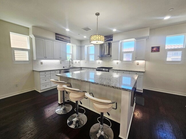 Building Photo - Gorgeous Stand Alone Town Home / Rolling Hills Golf Club is your Back Yard