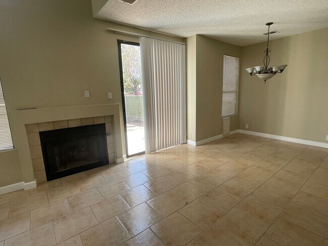 Building Photo - Stylish 2-Bed Townhome with Loft & Dual Pr...