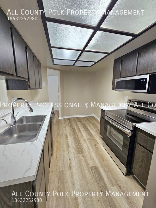 Building Photo - Freshly Renovated 2 Bedroom Condo in Lakel...