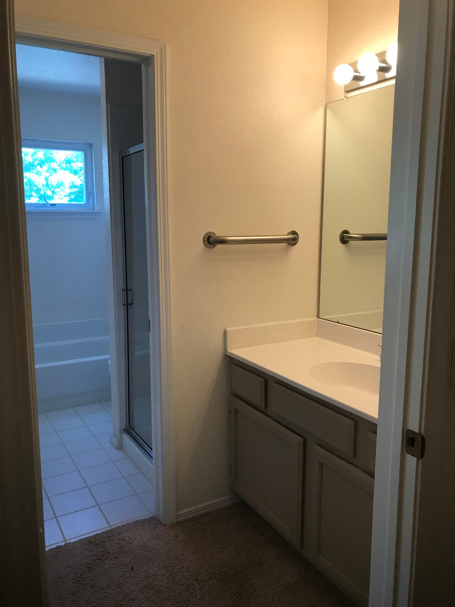 Upper floor master bathroom (carpet is now gone) - 535 Canyon View Drive