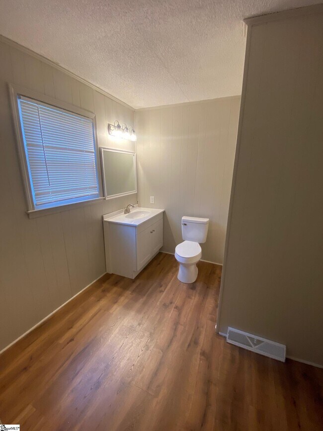 Building Photo - 204 Oakwood Dr