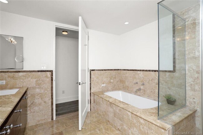 Building Photo - 1 Broad St