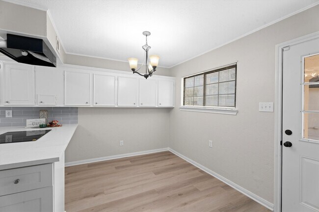 Building Photo - 16015 Southampton Dr