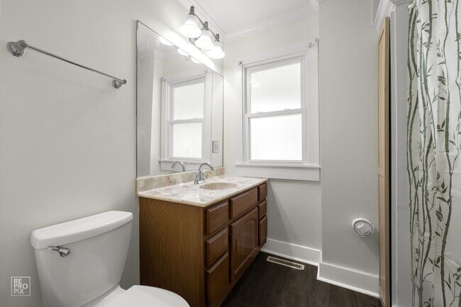 Building Photo - 714 E Jackson St