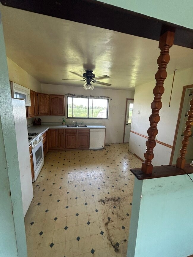 Building Photo - 2611 Meadowlane Dr