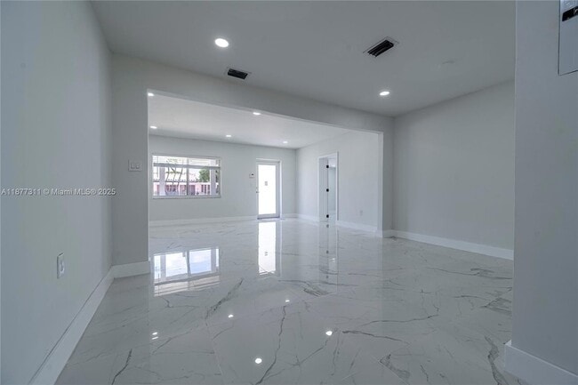 Building Photo - 921 NW 30th Ct
