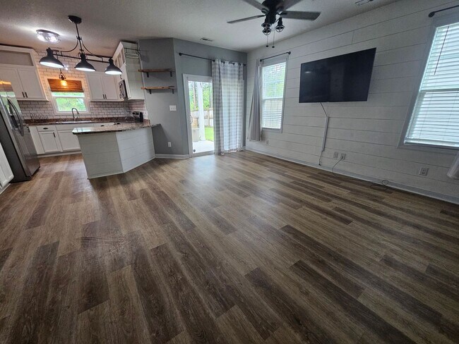 Building Photo - Spacious & Renovated 3 Bed Townhome w/ Garage