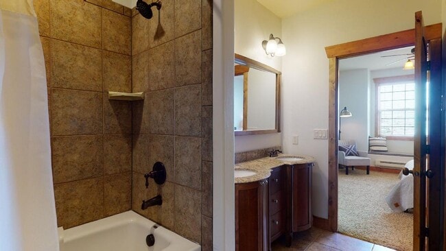 Building Photo - New furnished 3 bedroom 2 bathroom Condo, with optional garage