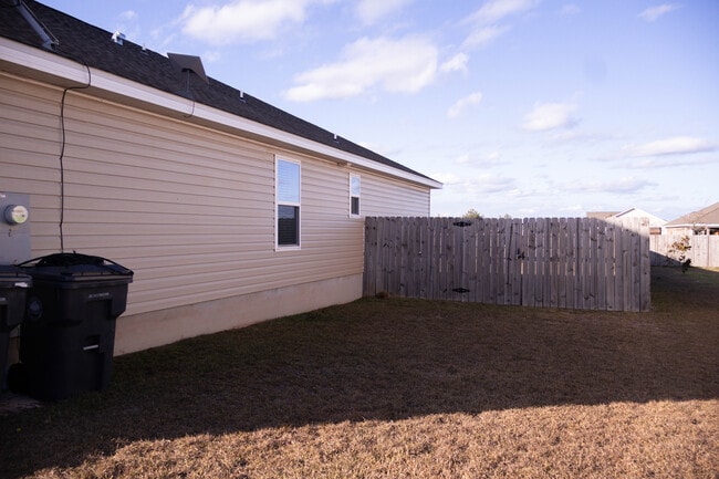 Building Photo - 228 Lockwood Way E