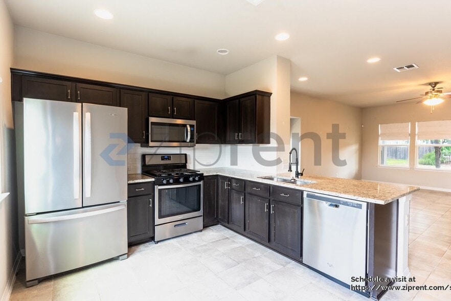 Building Photo - 215 Friendship Oak Dr