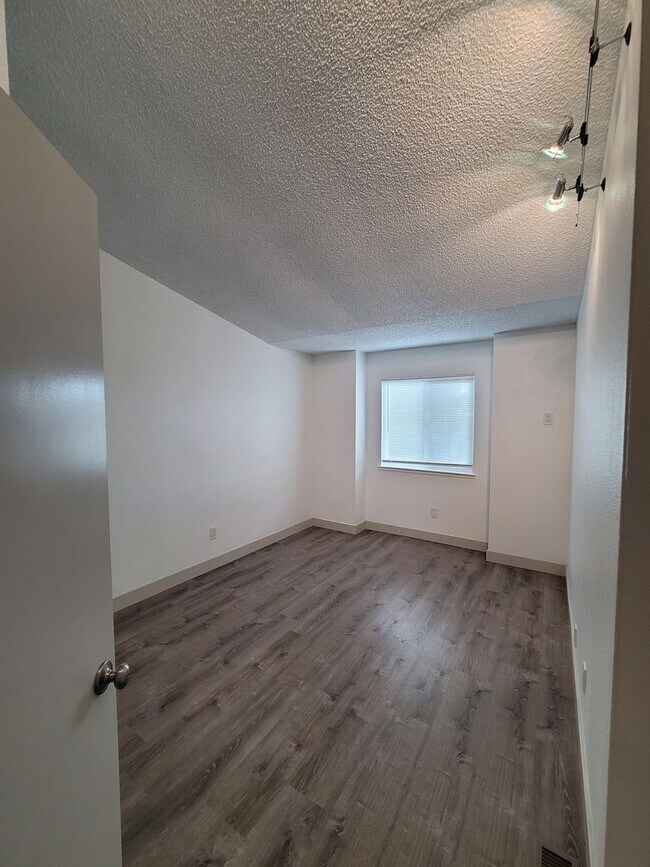 Building Photo - Charming 3-bedroom, 2.5-bathroom house with solar!