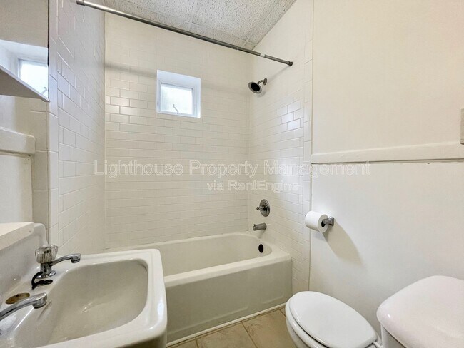 Building Photo - 231 Lyon St NE