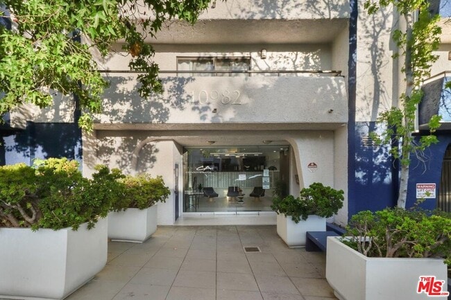 Building Photo - 10982 Roebling Ave