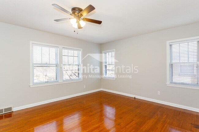 Building Photo - Charming 3 bedroom, 1.5 bathroom home, with 1 car garage in the Heart of Riverside