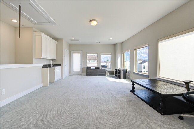 Building Photo - 2661 Fountain Key Blvd